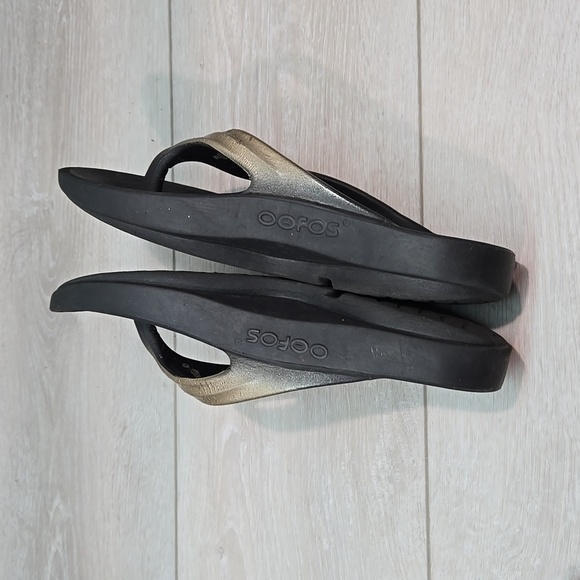 Oofos Women Thong Sandals Slide shoes 7 - Picture 7 of 12